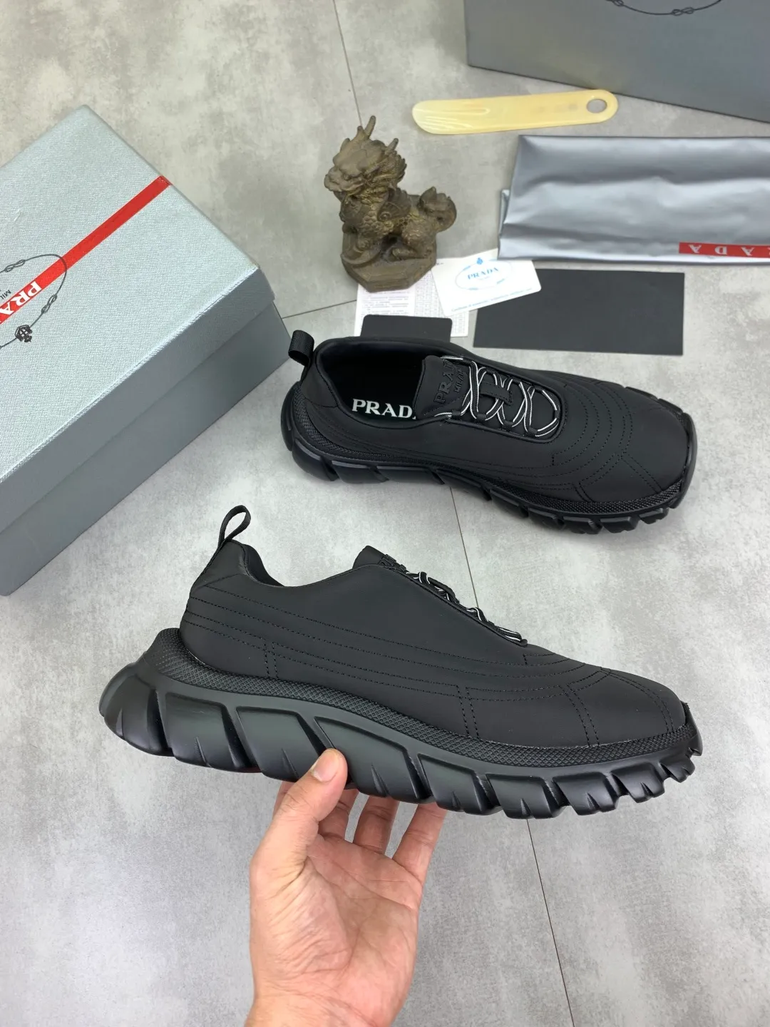Men's shoes 💰P560💰[New style] popular models are on the official website, 🆘 Trendy brand (Prada) mainly promotes popular models, avant-garde and versatile fashion men's shoes private version mold opening, cowhide surface splicing 1:1.. Fashionable and simple, original imported cowhide lining cowhide feet; the atmosphere and personality are more fashionable, eye-catching and pursuing class. It will subvert the old idea and be a must-have for fashionistas with you! Must keep it for yourself! Tall and comfortable, large and low, high-end quality workmanship. Size: 38-44 5️⃣colors available.